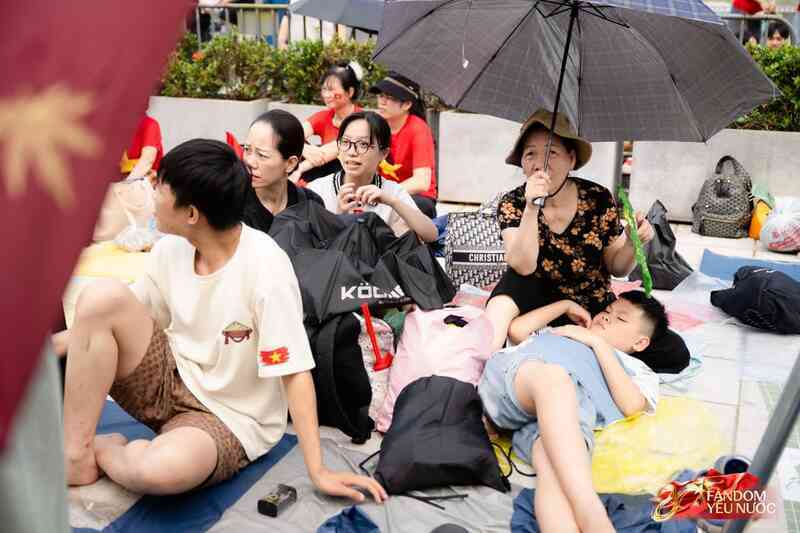 Hà Nội đổ mưa bất ngờ, "khối yêu nước" vẫn kiên trì bám trụ chỗ đẹp chờ xem tổng hợp luyện tối nay- Ảnh 19. Hà Nội đổ mưa bất ngờ, "khối yêu nước" vẫn kiên trì bám trụ chỗ đẹp chờ xem tổng hợp luyện tối nay- Ảnh 19.