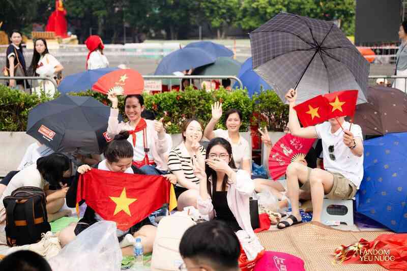 Hà Nội đổ mưa bất ngờ, "khối yêu nước" vẫn kiên trì bám trụ chỗ đẹp chờ xem tổng hợp luyện tối nay- Ảnh 20. Hà Nội đổ mưa bất ngờ, "khối yêu nước" vẫn kiên trì bám trụ chỗ đẹp chờ xem tổng hợp luyện tối nay- Ảnh 20.