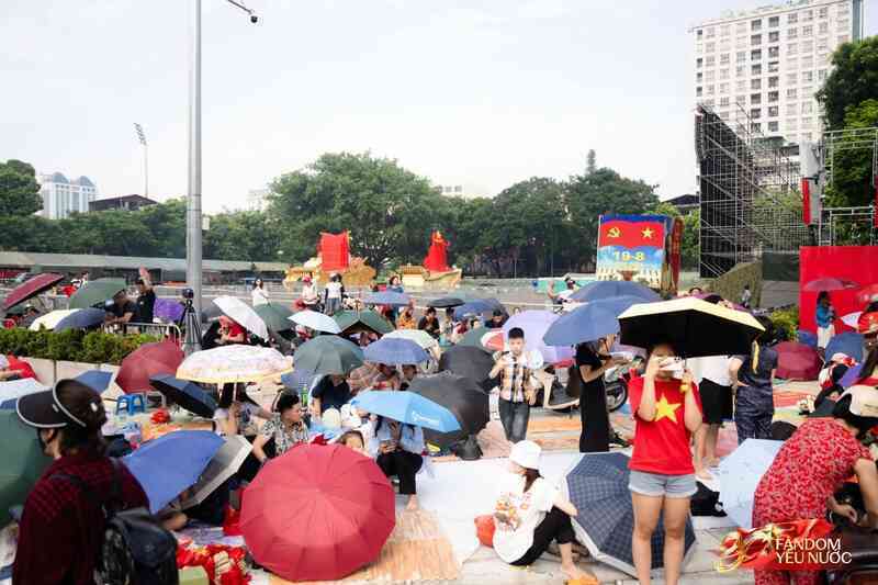 Hà Nội đổ mưa bất ngờ, "khối yêu nước" vẫn kiên trì bám trụ chỗ đẹp chờ xem tổng hợp luyện tối nay- Ảnh 22. Hà Nội đổ mưa bất ngờ, "khối yêu nước" vẫn kiên trì bám trụ chỗ đẹp chờ xem tổng hợp luyện tối nay- Ảnh 22.
