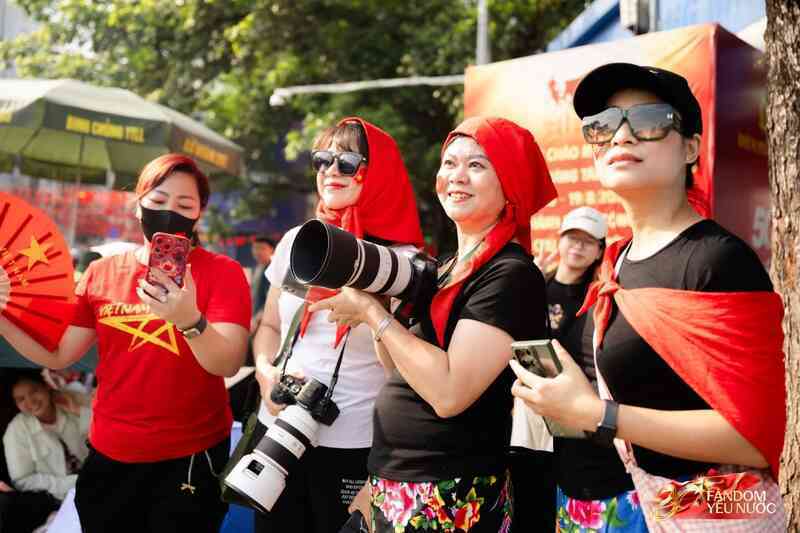 Hà Nội đổ mưa bất ngờ, "khối yêu nước" vẫn kiên trì bám trụ chỗ đẹp chờ xem tổng hợp luyện tối nay- Ảnh 24. Hà Nội đổ mưa bất ngờ, "khối yêu nước" vẫn kiên trì bám trụ chỗ đẹp chờ xem tổng hợp luyện tối nay- Ảnh 24.
