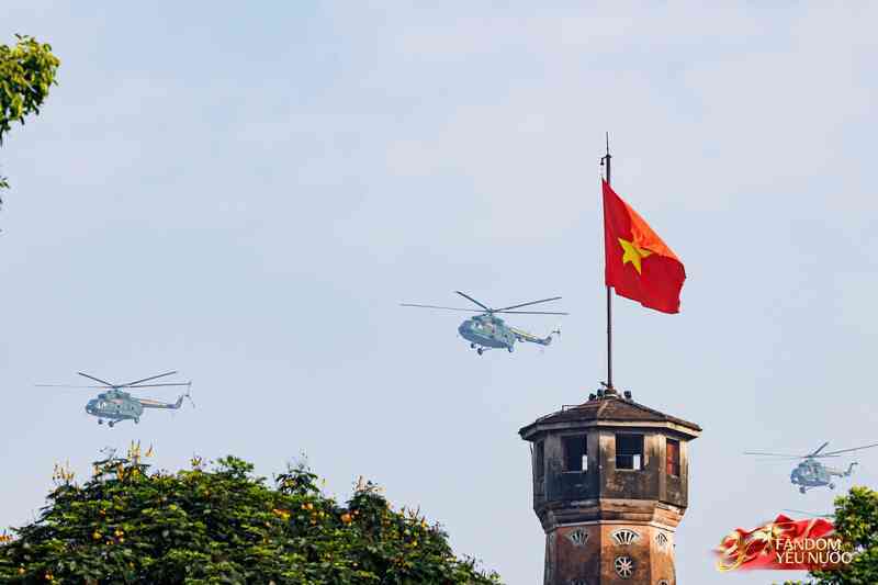 Hà Nội đổ mưa bất ngờ, "khối yêu nước" vẫn kiên trì bám trụ chỗ đẹp chờ xem tổng hợp luyện tối nay- Ảnh 33. Hà Nội đổ mưa bất ngờ, "khối yêu nước" vẫn kiên trì bám trụ chỗ đẹp chờ xem tổng hợp luyện tối nay- Ảnh 33.