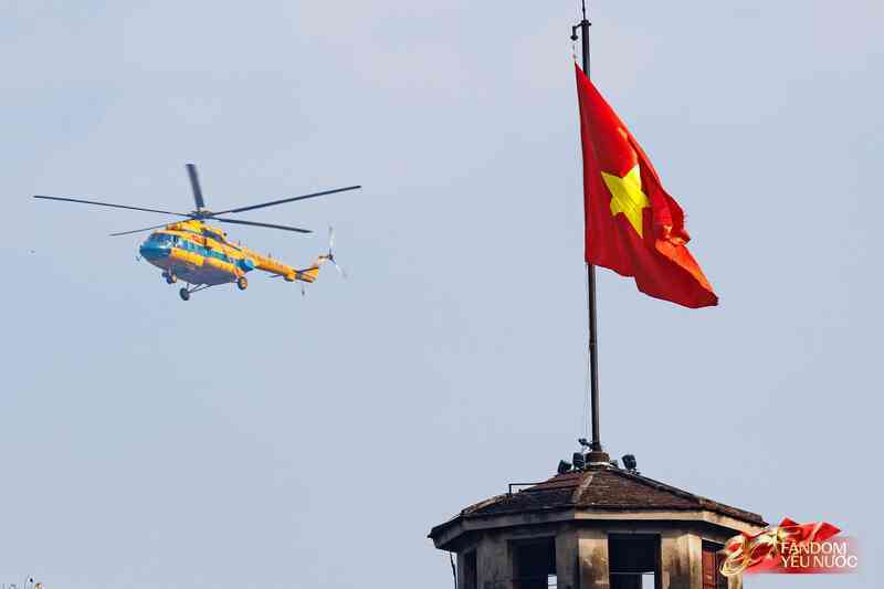 Hà Nội đổ mưa bất ngờ, "khối yêu nước" vẫn kiên trì bám trụ chỗ đẹp chờ xem tổng hợp luyện tối nay- Ảnh 34. Hà Nội đổ mưa bất ngờ, "khối yêu nước" vẫn kiên trì bám trụ chỗ đẹp chờ xem tổng hợp luyện tối nay- Ảnh 34.