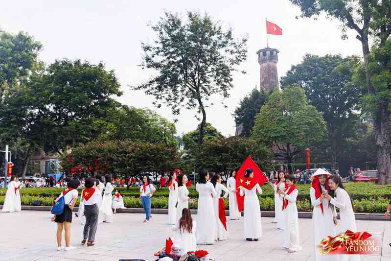 Hà Nội đổ mưa bất ngờ, "khối yêu nước" vẫn kiên trì bám trụ chỗ đẹp chờ xem tổng hợp luyện tối nay- Ảnh 35. Hà Nội đổ mưa bất ngờ, "khối yêu nước" vẫn kiên trì bám trụ chỗ đẹp chờ xem tổng hợp luyện tối nay- Ảnh 35.