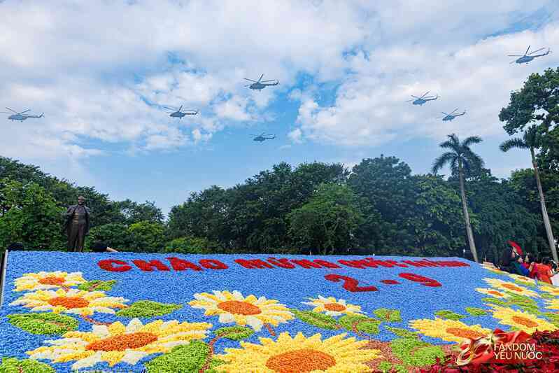 Hà Nội đổ mưa bất ngờ, "khối yêu nước" vẫn kiên trì bám trụ chỗ đẹp chờ xem tổng hợp luyện tối nay- Ảnh 37. Hà Nội đổ mưa bất ngờ, "khối yêu nước" vẫn kiên trì bám trụ chỗ đẹp chờ xem tổng hợp luyện tối nay- Ảnh 37.
