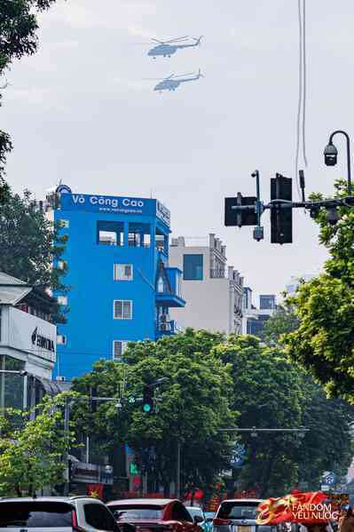 Hà Nội đổ mưa bất ngờ, "khối yêu nước" vẫn kiên trì bám trụ chỗ đẹp chờ xem tổng hợp luyện tối nay- Ảnh 38. Hà Nội đổ mưa bất ngờ, "khối yêu nước" vẫn kiên trì bám trụ chỗ đẹp chờ xem tổng hợp luyện tối nay- Ảnh 38.