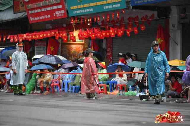 Hà Nội đổ mưa bất ngờ, "khối yêu nước" vẫn kiên trì bám trụ chỗ đẹp chờ xem tổng hợp luyện tối nay- Ảnh 5. Hà Nội đổ mưa bất ngờ, "khối yêu nước" vẫn kiên trì bám trụ chỗ đẹp chờ xem tổng hợp luyện tối nay- Ảnh 5.