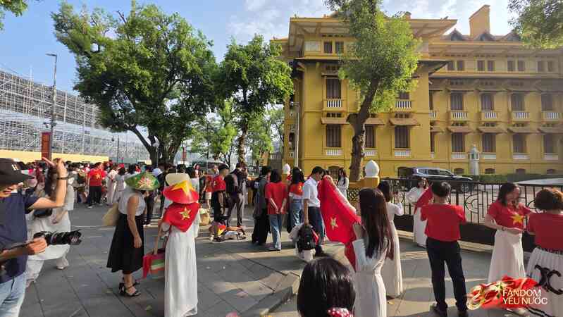 Hà Nội đổ mưa bất ngờ, "khối yêu nước" vẫn kiên trì bám trụ chỗ đẹp chờ xem tổng hợp luyện tối nay- Ảnh 42. Hà Nội đổ mưa bất ngờ, "khối yêu nước" vẫn kiên trì bám trụ chỗ đẹp chờ xem tổng hợp luyện tối nay- Ảnh 42.