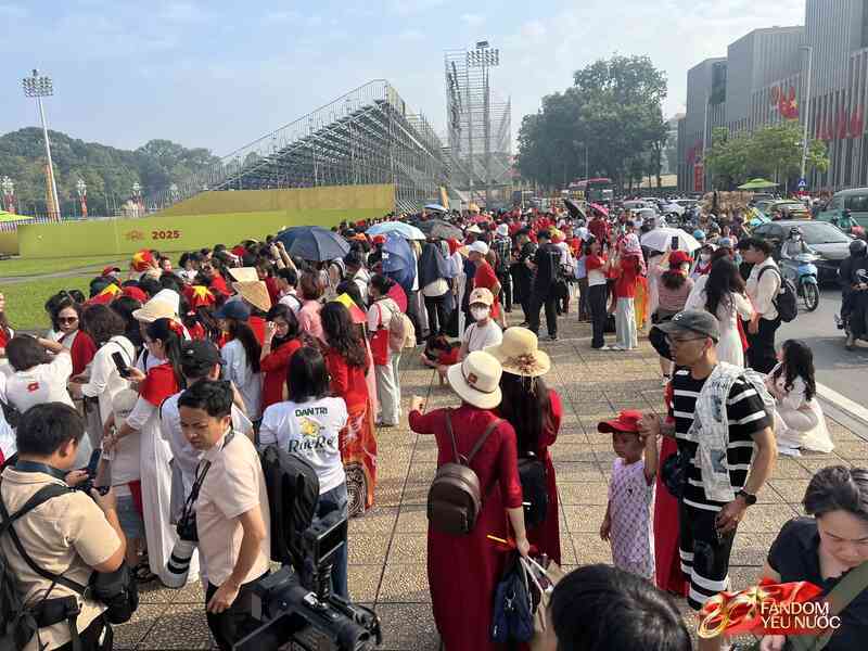 Hà Nội đổ mưa bất ngờ, "khối yêu nước" vẫn kiên trì bám trụ chỗ đẹp chờ xem tổng hợp luyện tối nay- Ảnh 45. Hà Nội đổ mưa bất ngờ, "khối yêu nước" vẫn kiên trì bám trụ chỗ đẹp chờ xem tổng hợp luyện tối nay- Ảnh 45.