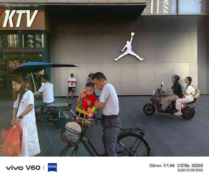 Trên tay vivo V60: Trang bị camera hợp tác với ZEISS, pin khủng 6500mAh, sắp về Việt Nam- Ảnh 27. Trên tay vivo V60: Trang bị camera hợp tác với ZEISS, pin khủng 6500mAh, sắp về Việt Nam- Ảnh 27.
