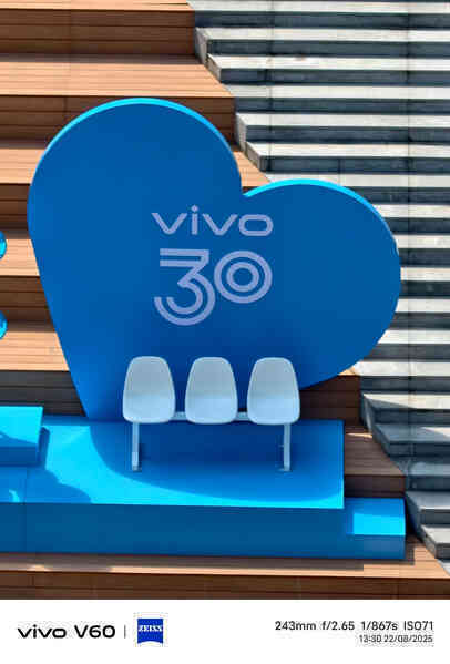 Trên tay vivo V60: Trang bị camera hợp tác với ZEISS, pin khủng 6500mAh, sắp về Việt Nam- Ảnh 30. Trên tay vivo V60: Trang bị camera hợp tác với ZEISS, pin khủng 6500mAh, sắp về Việt Nam- Ảnh 30.