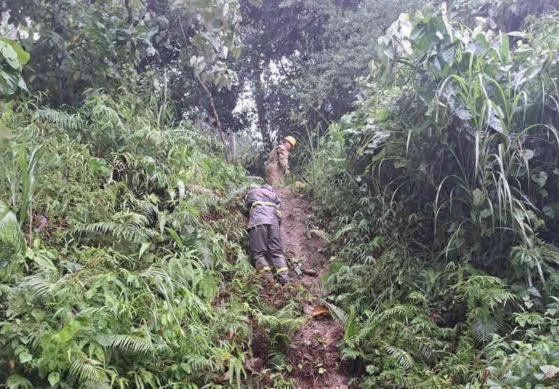 Ky thuat vien Viettel thuc hien cac bien phap kien co mang luoi truoc bao (anh 2).jpg
