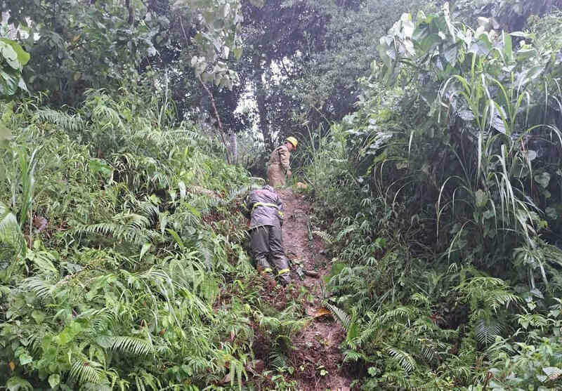 Ky thuat vien Viettel thuc hien cac bien phap kien co mang luoi truoc bao (anh 2).jpg