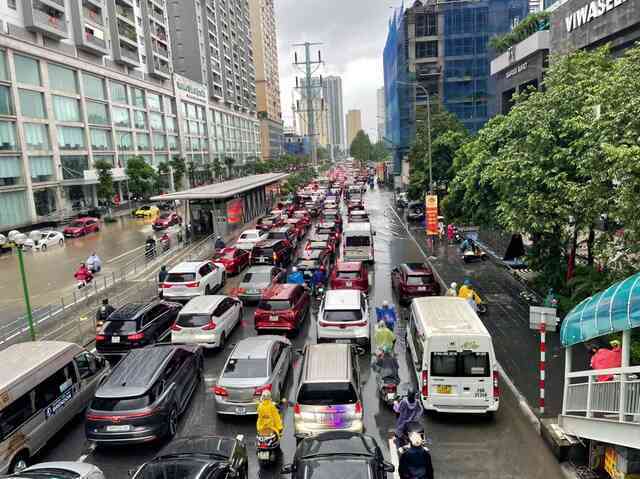 Hà Nội mưa to do ảnh hưởng bão số 5, đường phố ngập nặng, giao thông ách tắc- Ảnh 12.