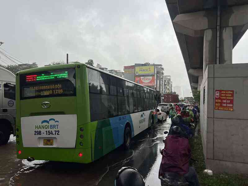Hà Nội mưa to do ảnh hưởng bão số 5, đường phố ngập nặng, giao thông ách tắc- Ảnh 15.