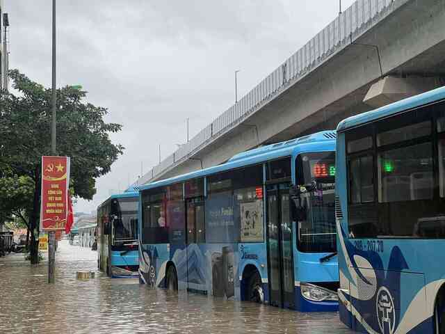 Hà Nội mưa to do ảnh hưởng bão số 5, đường phố ngập nặng, giao thông ách tắc- Ảnh 16.