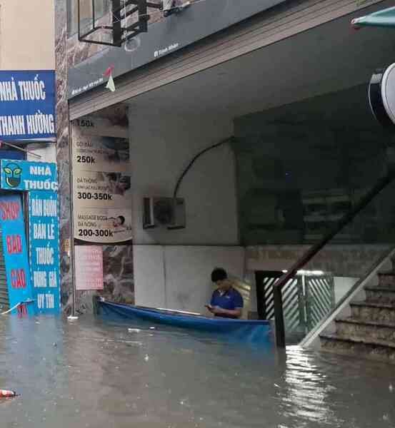 Hà Nội mưa to do ảnh hưởng bão số 5, đường phố ngập nặng, giao thông ách tắc- Ảnh 30.
