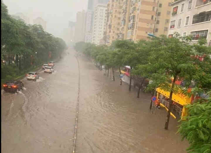 Hà Nội mưa to do ảnh hưởng bão số 5, đường phố ngập nặng, giao thông ách tắc- Ảnh 4.