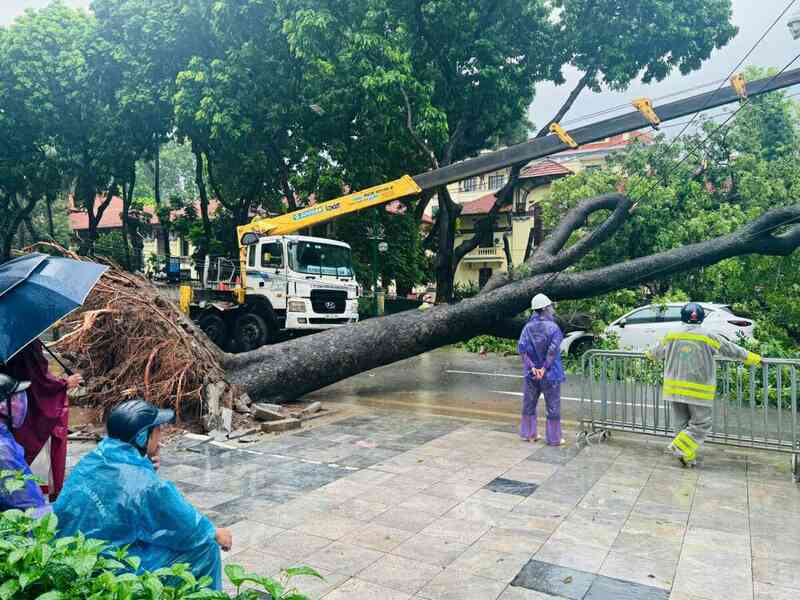 Hà Nội mưa to do ảnh hưởng bão số 5, đường phố ngập nặng, giao thông ách tắc- Ảnh 36.