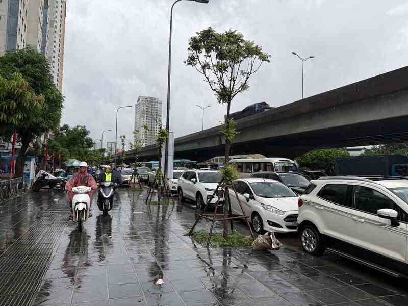 Hà Nội mưa to do ảnh hưởng bão số 5, đường phố ngập nặng, giao thông ách tắc- Ảnh 6.