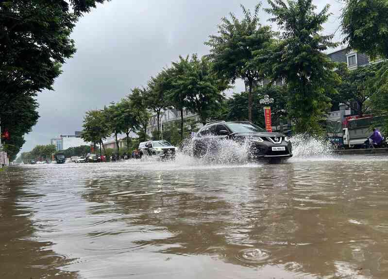 Hà Nội mưa to do ảnh hưởng bão số 5, đường phố ngập nặng, giao thông ách tắc- Ảnh 7.