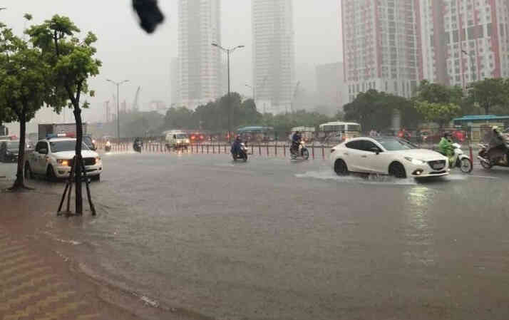 Hà Nội mưa to do ảnh hưởng bão số 5, đường phố ngập nặng, giao thông ách tắc- Ảnh 9.