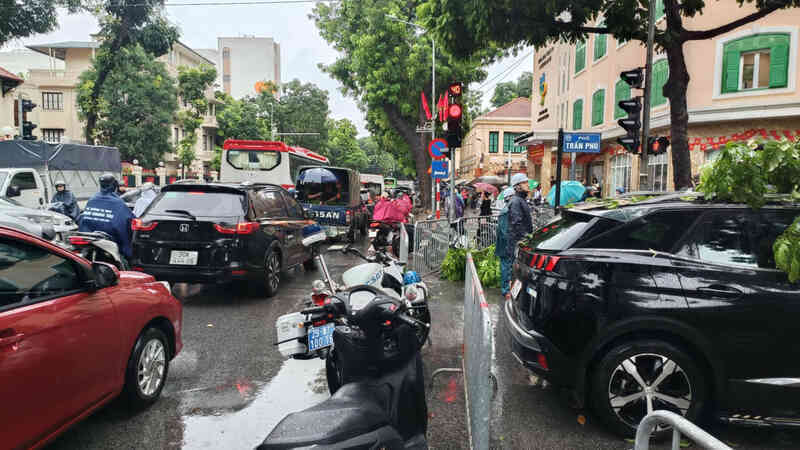 Khoảnh khắc cây xà cừ cổ thụ bật gốc đè bẹp ô tô trên đường Trần Phú- Ảnh 12.