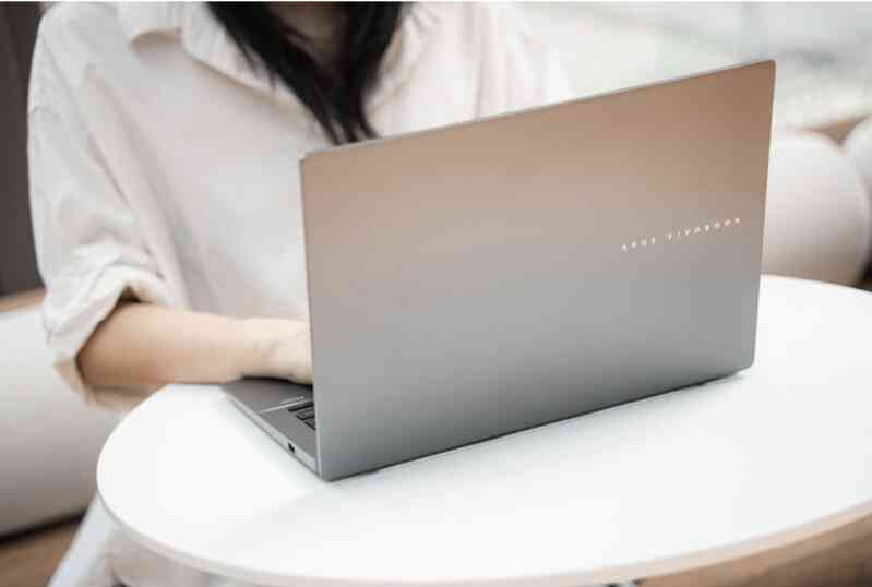 Mẫu laptop mỏng nhẹ, hỗ trợ học tập thông minh cho học sinh, sinh viên