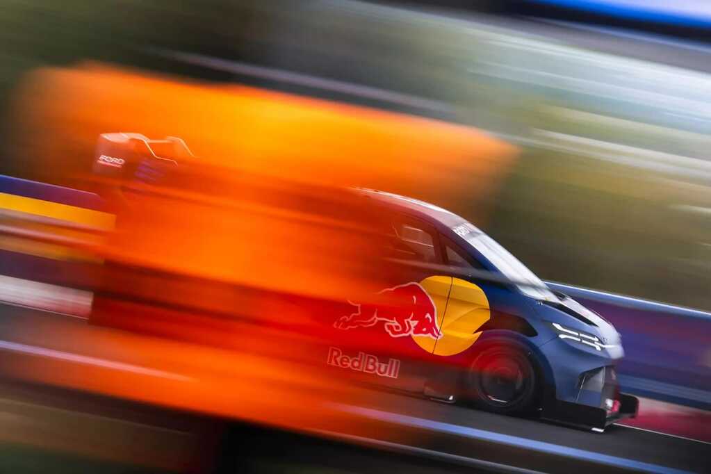 Ford phá kỷ lục Nürburgring bằng... xe tải giao hàng