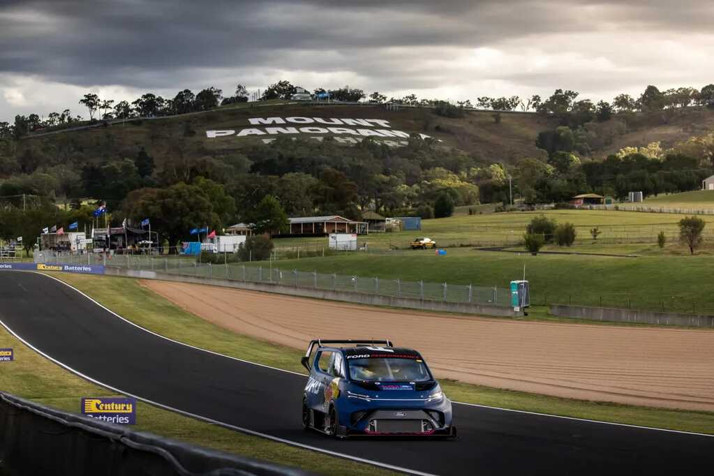 Ford phá kỷ lục Nürburgring bằng... xe tải giao hàng- Ảnh 2. Ford phá kỷ lục Nürburgring bằng... xe tải giao hàng- Ảnh 2.