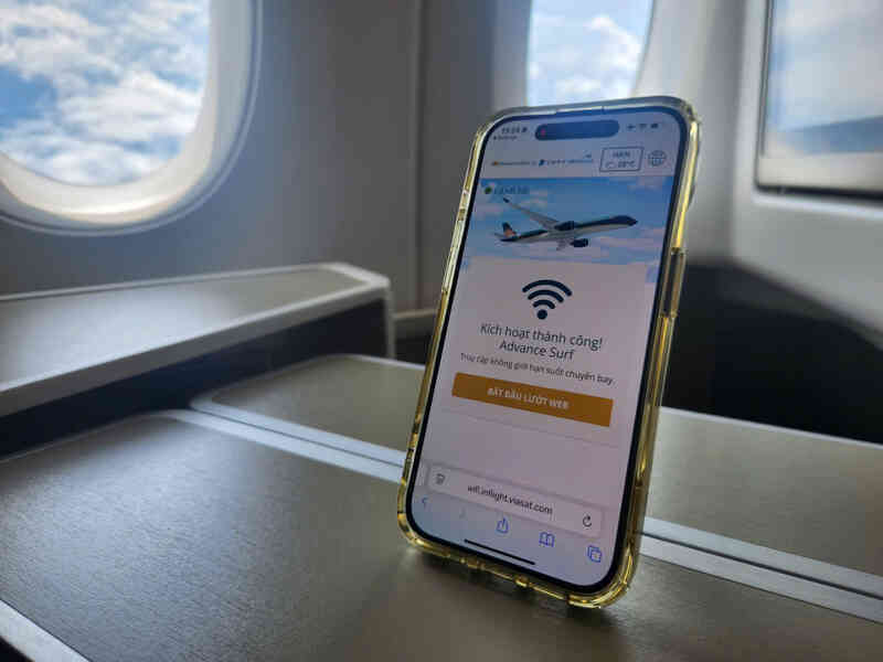 Giá internet trên máy bay Vietnam Airlines đắt rẻ ra sao so với Cathay, Emirates...?