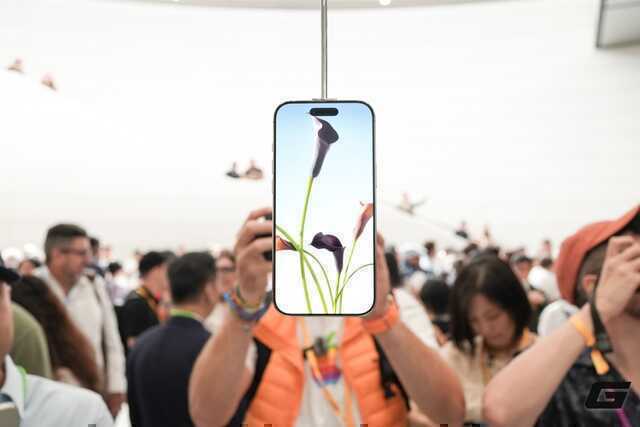 Cận cảnh iPhone Air "siêu mỏng cánh" đến khó tin vừa ra mắt: Apple vừa làm điều mà Samsung và chính iPad Pro cũng phải dè chừng- Ảnh 2. Cận cảnh iPhone Air "siêu mỏng cánh" đến khó tin vừa ra mắt: Apple vừa làm điều mà Samsung và chính iPad Pro cũng phải dè chừng- Ảnh 2.
