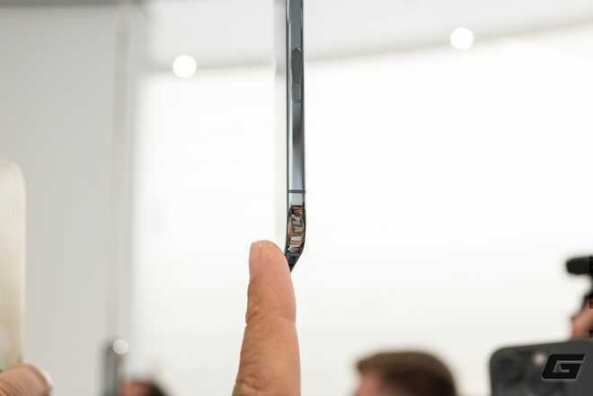 Cận cảnh iPhone Air "siêu mỏng cánh" đến khó tin vừa ra mắt: Apple vừa làm điều mà Samsung và chính iPad Pro cũng phải dè chừng- Ảnh 6. Cận cảnh iPhone Air "siêu mỏng cánh" đến khó tin vừa ra mắt: Apple vừa làm điều mà Samsung và chính iPad Pro cũng phải dè chừng- Ảnh 6.