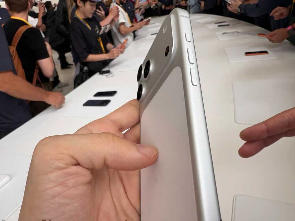 Trên tay iPhone Air siêu mỏng và iPhone 17 Pro thiết kế mới - 12