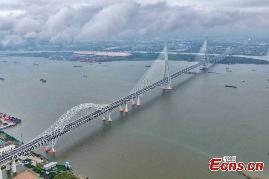 Đột phá chưa từng có của Trung Quốc: Dùng công nghệ ‘không cần’ con người xây siêu cầu dây văng lập 3 kỷ lục thế giới, riêng móng cao bằng toà nhà 24 tầng- Ảnh 3.