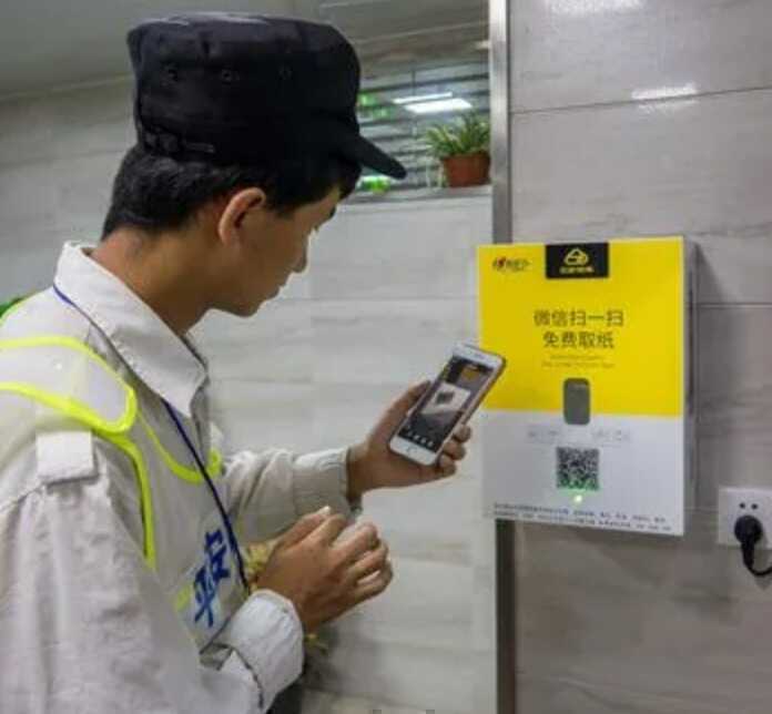 Nhà vệ sinh 'thông minh' của Trung Quốc bắt người dùng xem quảng cáo để lấy giấy vệ sinh- Ảnh 3. Nhà vệ sinh 'thông minh' của Trung Quốc bắt người dùng xem quảng cáo để lấy giấy vệ sinh- Ảnh 3.