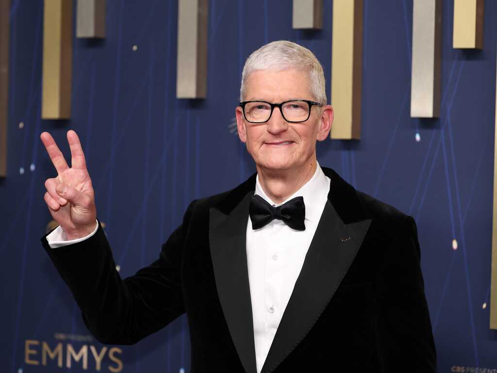 CEO Tim Cook rút iPhone 17 Pro Max Cam Vũ trụ khoe ngay trên thảm đỏ Emmy: "16 dùng vẫn tốt, nhưng 17 là phải có"