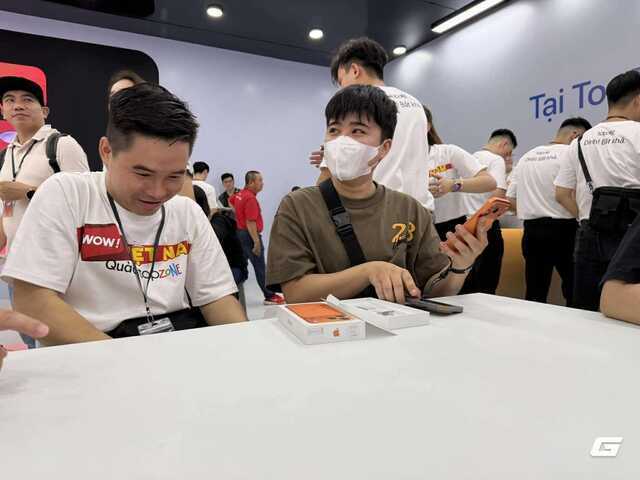 Lại là "Tết iPhone": Khách Việt năm nay đã có lý do "lên đời" iPhone mới, giá gần 40 triệu nhưng ai cũng xếp hàng từ sáng sớm để chờ nhận máy