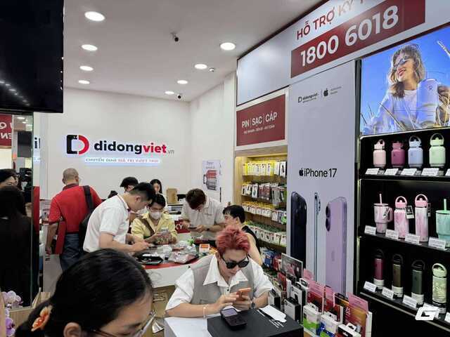 Lại là "Tết iPhone": Khách Việt năm nay đã có lý do "lên đời" iPhone mới, giá gần 40 triệu nhưng ai cũng xếp hàng từ sáng sớm để chờ nhận máy- Ảnh 7.