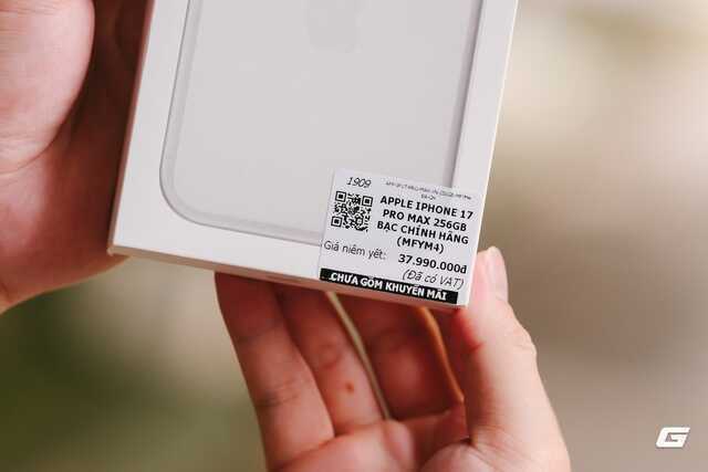 Mở hộp iPhone 17 Pro Max hai màu “hot” nhất hôm nay: Máy chính hãng phiên bản thương mại- Ảnh 2.
