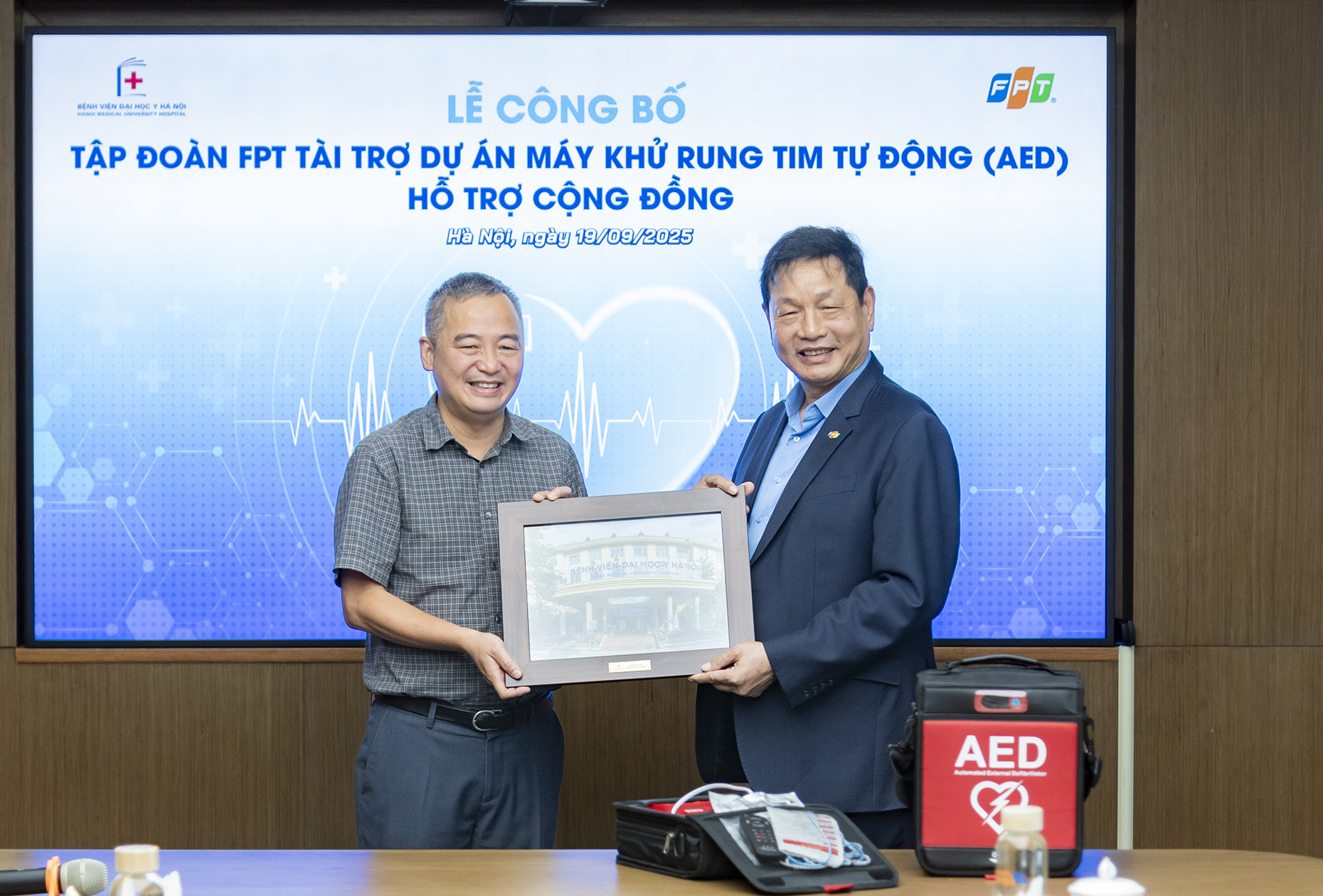 Từ đề xuất của PGS Nguyễn Lân Hiếu, Chủ tịch FPT triển khai máy khử rung tim tự động để cứu người