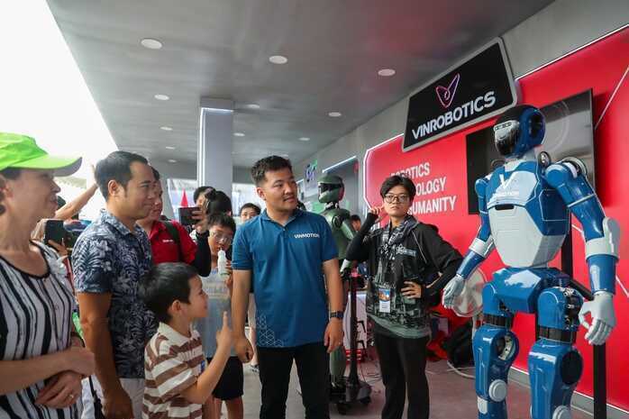 "Cười ra nước mắt" với robot hình người của Vingroup- Ảnh 1. "Cười ra nước mắt" với robot hình người của Vingroup- Ảnh 1.