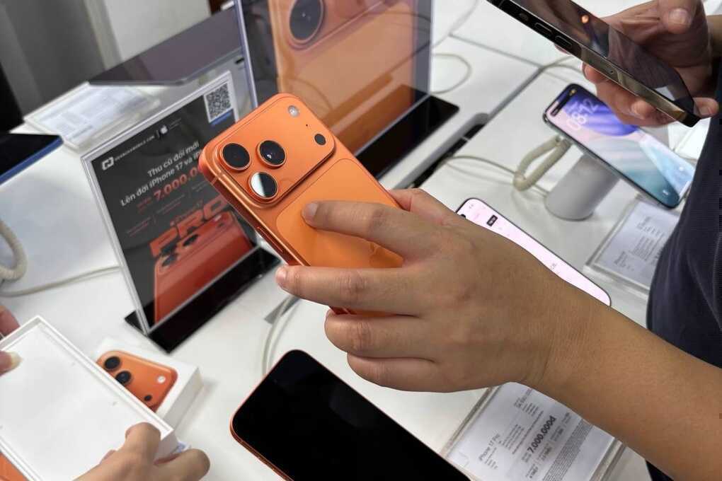 Giá iPhone 17 Pro Max liên tục tăng cao vì cháy hàng - 2