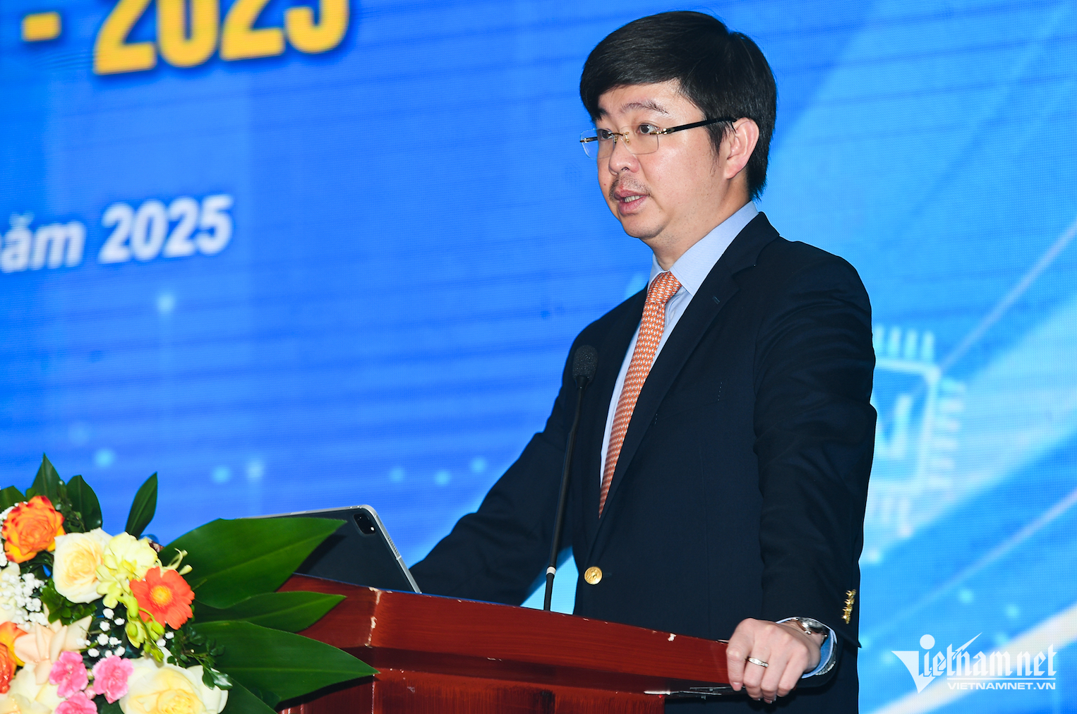 W-Bùi Hoàng Phương.png