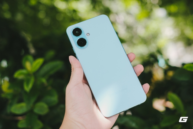 Trên tay điện thoại giá 2 triệu hơn nhưng thiết kế giống iPhone 17, có bán chính hãng- Ảnh 2. Trên tay điện thoại giá 2 triệu hơn nhưng thiết kế giống iPhone 17, có bán chính hãng- Ảnh 2.