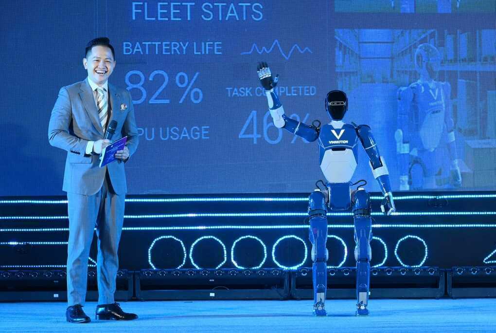 Robot Việt vượt chướng ngại vật, làm MC - 1