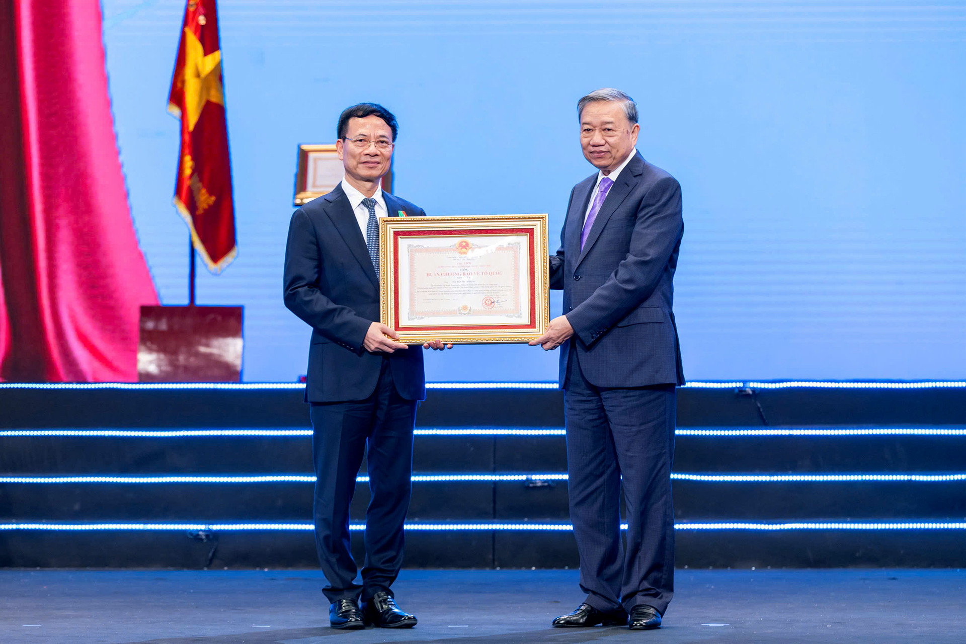 Bộ trưởng Nguyễn Mạnh Hùng nhận Huân chương Bảo vệ Tổ quốc hạng Nhất