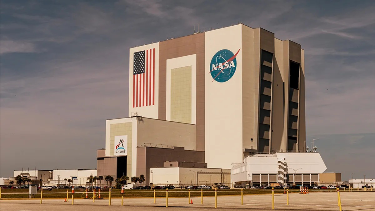 NASA phản hồi tuyên bố về sao chổi liên sao 3I/ATLAS: 'Không phải tàu vũ trụ ngoài hành tinh'- Ảnh 2. NASA phản hồi tuyên bố về sao chổi liên sao 3I/ATLAS: 'Không phải tàu vũ trụ ngoài hành tinh'- Ảnh 2.