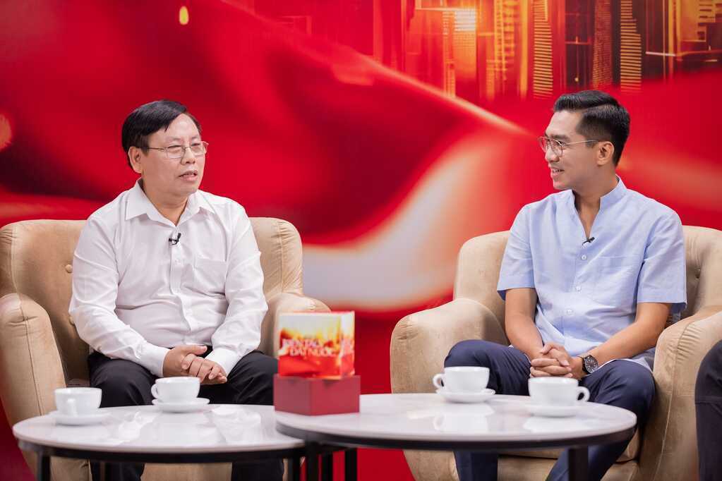 Để dạy được người cao tuổi trong nhà dùng điện thoại, người trẻ phải học được tính kiên nhẫn