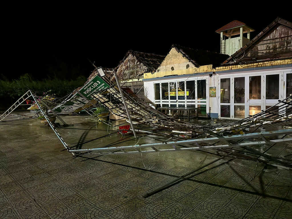 Bão BuaLoi tạo ra 3 ‘kỷ lục dị thường’ khiến người dân khiếp sợ: Nhà bê tông 2 tầng kiên cố cũng bị "vò nát"- Ảnh 2. Bão BuaLoi tạo ra 3 ‘kỷ lục dị thường’ khiến người dân khiếp sợ: Nhà bê tông 2 tầng kiên cố cũng bị "vò nát"- Ảnh 2.
