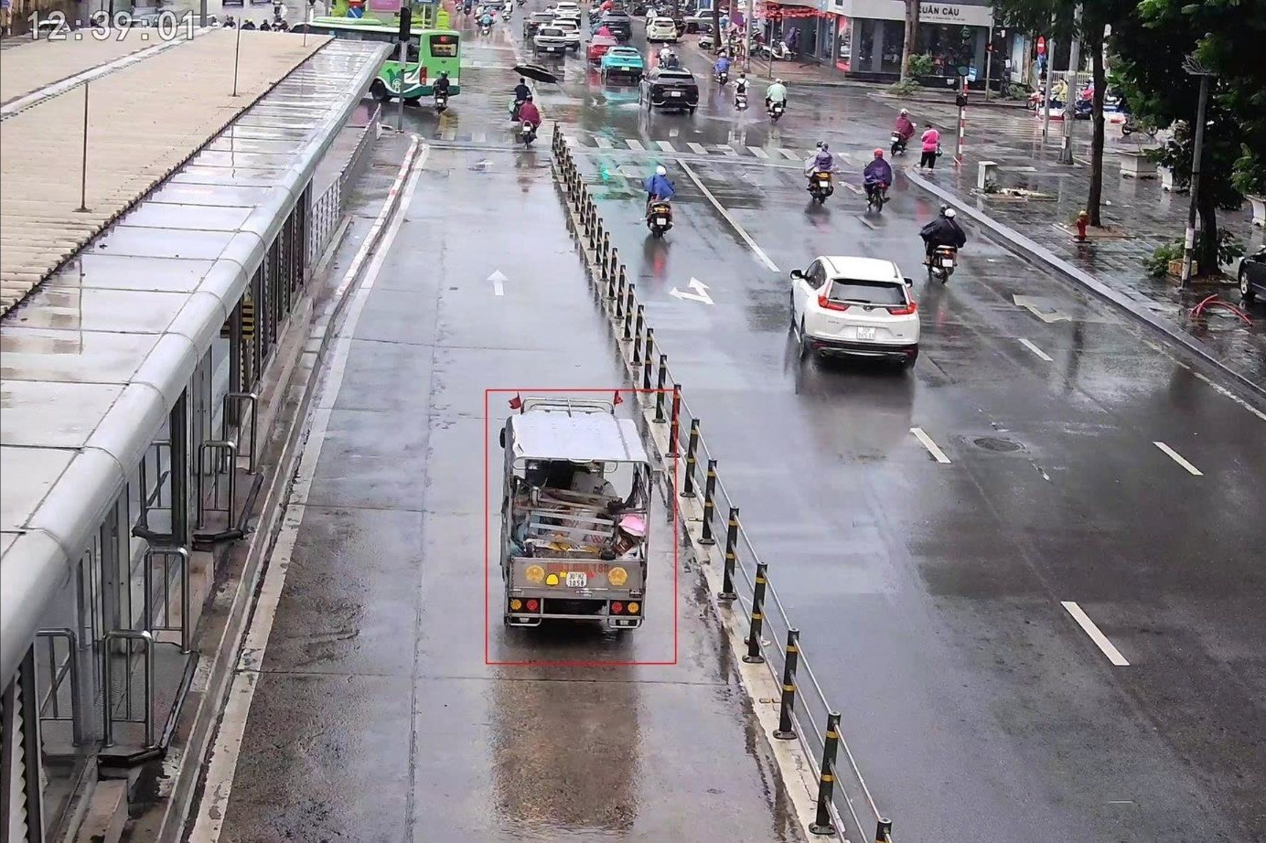 Camera tích hợp AI phát hiện 29 trường hợp đi vào làn xe buýt BRT ở Hà Nội
